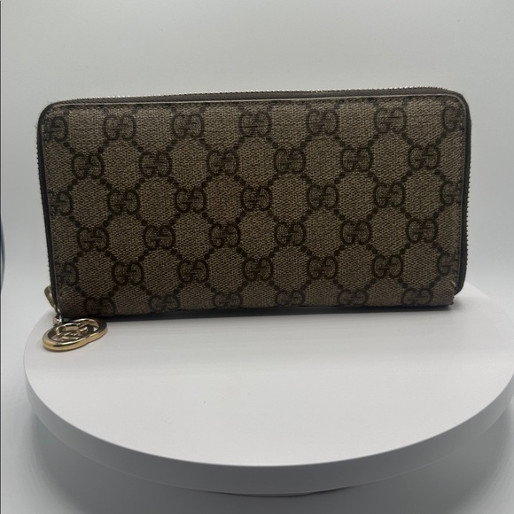 Authentic Gucci GG supreme zip around wallet - Picture 6 of 9